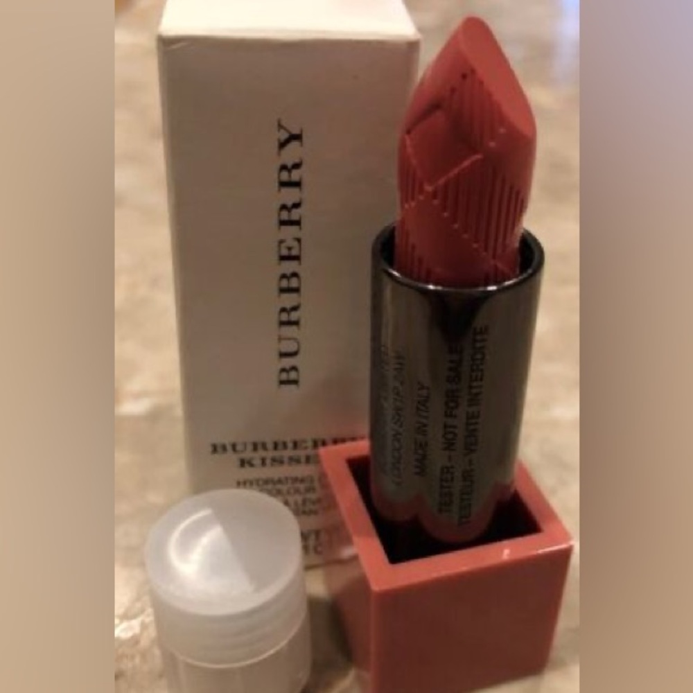 BURBERRY KISSES HYDRATING LIPSTICK #05 Nude Pink With Tester Box & Cap - Picture 1 of 1